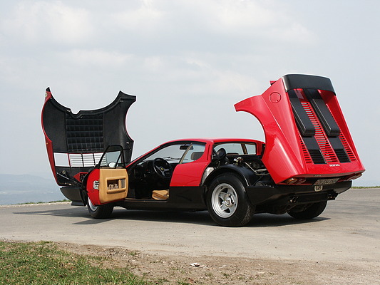 Ferrari 512 BB (1981) - trotz aufklappbarer Heckhaube ist der Motor nicht optimal zugänglich