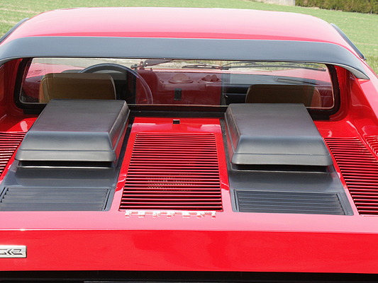 Ferrari 512 BB (1981) - unter den Überhöhungen haben die Vergaser Platz