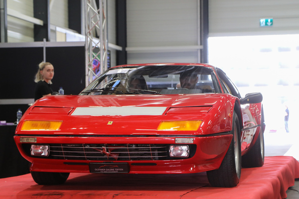 Ferrari 512 BBi (1982) - als Lot 35 an der Swiss Classic World Versteigerung der Oldtimer Galerie Toffen in Luzern am 3. Juni 2023