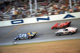 Ferrari 512 M (1971) - Der Penske Ferrari mit Mark Donohue gejagt von Sam Posey im roten Ferrari kurz vor der Zielgeraden (24 Stunden Rennen von Daytona 1971)