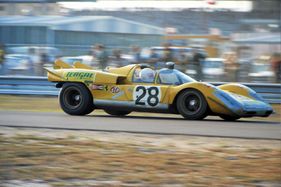 Ferrari 512 S (1971) - Arturo Merzario und Jose Juncadella im Ferrari 512S kurz vor Kurve 3 (24 Stunden Rennen von Daytona 1971)