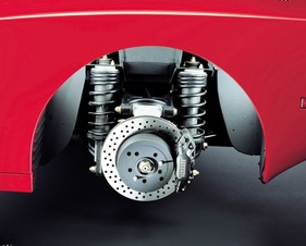 Ferrari 512 TR (1991) – Die Hinterräder sind an einer doppelten Ausführung von Federn und Dämpfern aufgehängt (1991)