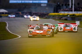 Bild Ferrari 512S (1970) - Nick Mason beim Demonstrationslauf der Gruppe 5 Prototypen vor einem Posche 917 und einem Lola T70