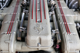 Ferrari 550 Maranello (1997) - Ferrari-Pferdchen auch auf dem Motor