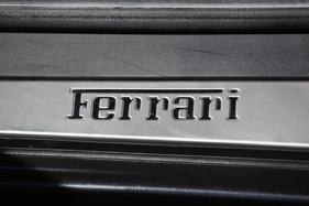 Ferrari 550 Maranello (1997) - Ferrari-Schriftzug auf der Einstiegsleiste