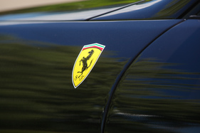 Ferrari 550 Maranello (1997) - Ferrari-Wappen auf dem Kotflügel