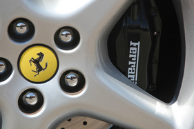 Ferrari 550 Maranello (1997) - Ferrari-Zeichen und -Schriftzüge überall