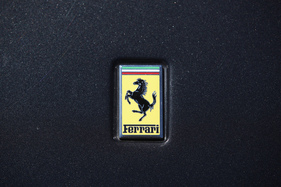 Ferrari 550 Maranello (1997) - das springende Pferd auf dem Bug