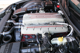 Ferrari 550 Maranello (1997) - die Nockenwellen werden über Zahnriemen angetrieben