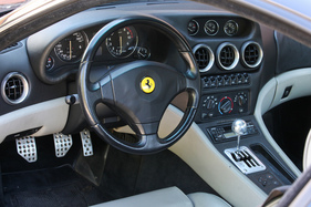 Ferrari 550 Maranello (1997) - klassische Rundinstrumente und Kulissenschaltung