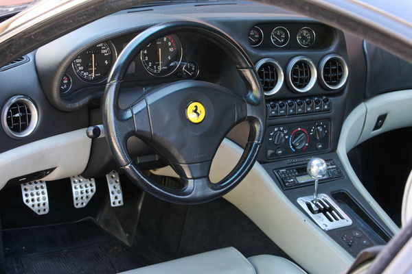 Ferrari 550 Maranello (1997) - klassische Rundinstrumente und Kulissenschaltung