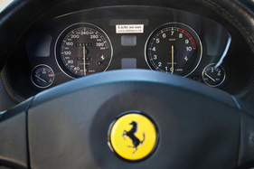Ferrari 550 Maranello (1997) - schön gezeichnete Rundinstrumente