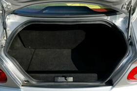 Ferrari 575 M Maranello F1 (2003) - Blick in den übersichtlichen und 185 Liter grossen Kofferraum