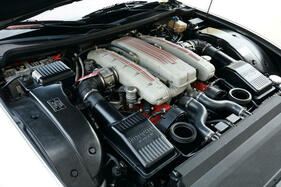 Ferrari 575 M Maranello F1 (2003) - Blick unter der Motorhaube