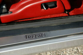 Ferrari 575 M Maranello F1 (2003) - Ferrari-Schriftzug in der Türöffnung