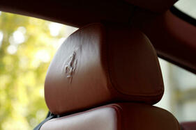 Ferrari 575 M Maranello F1 (2003) - damit auch der Kopf weiss, von welcher Marke das Auto ist, in dem man sitzt