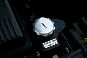 Ferrari 575 M Maranello F1 (2003) - der Einfüllstutzen für das Motorenöl