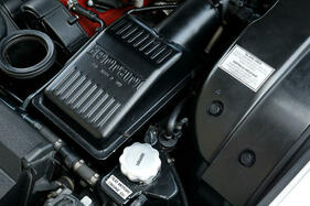 Ferrari 575 M Maranello F1 (2003) - hier wird Motorenöl nachgeschüttet