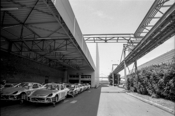 Bild Ferrari 599 GTB Fiorano (2006) – Rohkarosserien im Werk – Fotoausstellung "Das Heiligtum" im Museum Art & Cars
