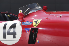 Ferrari 750 Monza (1955) - Notaus elegant eingepasst