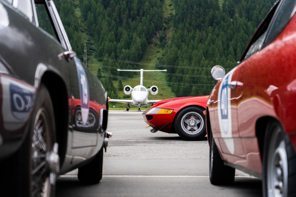 Bild: Ferrari Daytona stielt dem Business Jet die Show - 10. Passione Engadina 2021