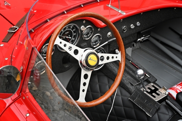 Ferrari Dino 196 S (1967) - Interieur mit origineller Tachometer-Positionierung und Rückwärtsgang-Verriegelung