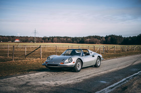 Ferrari Dino 246 GTS by Scaglietti (1974) - als Lot 122 an der RM/Sotheby's Versteigerung von Paris am 13. Februar 2021