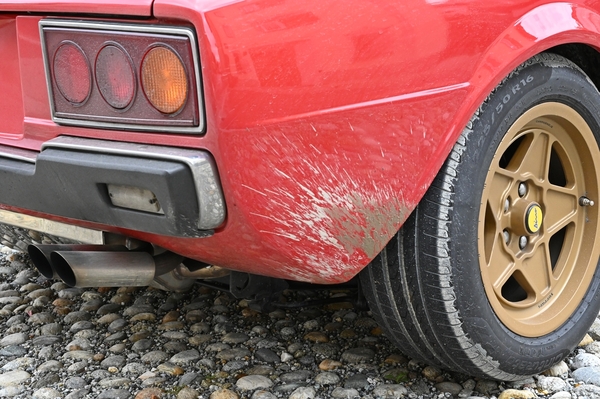 Ferrari Dino 308 GT4 (1977) mit Spuren des Engadiner Hochsommers 2024