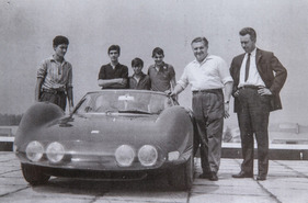 Ferrari Dino Berlinetta Speciale (1965) - die Gestalter und Erbauer mit dem fertigen Produkt