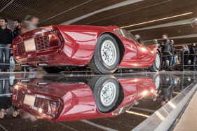 Bild Ferrari Dino Berlinetta Speciale Pininfarina (1965) - ungewöhnliche Perspektive - Rétromobile Paris 2016