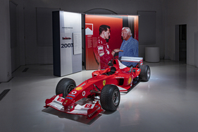 Ferrari F2003 GA (2003) - im Hintergrund Schumacher im Gespräch mit Agnelli - Sonderschau im Museo Enzo Ferrari in Modena 2021