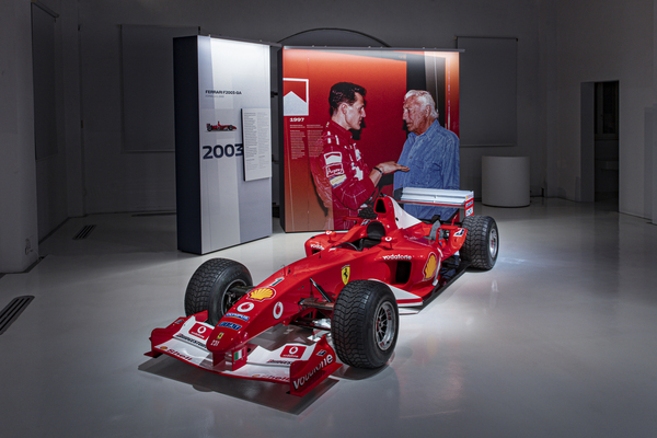 Bild: Ferrari F2003 GA (2003) - im Hintergrund Schumacher im Gespräch mit Agnelli - Sonderschau im Museo Enzo Ferrari in Modena 2021