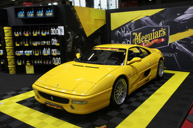 Ferrari F355 (1995) - wirbt für Autopflegeprodukt in der passenden Farbe - Rétromobile Paris 2020