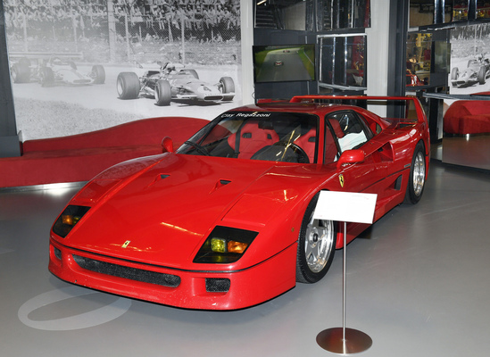 Ferrari F40 (1987), für den querschnittgelähmten Clay Regazzoni umgebaut auf Handbedienung – Im "Clay Regazzoni Honor Room" der Autobau-Erlebniswelt