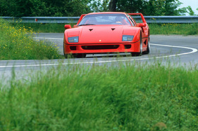 Ferrari F40 (1987) - macht in Kurven wie auf Geraden Spass