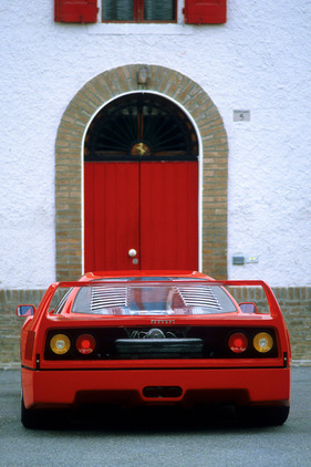Ferrari F40 (1987) - mit Blick in den Motorraum auch für die Hinterherfahrenden