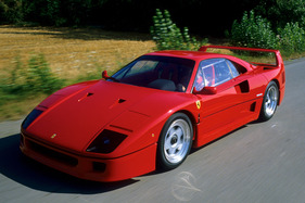 Ferrari F40 (1987) - überall Lufteinlässe zur Kühlung der Antriebstechnik und der Bremsen
