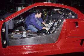 Ferrari F40 (1989) - Arbeit an der Technik, vom Innenraum aus