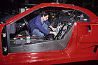 Ferrari F40 (1989) - Arbeit an der Technik, vom Innenraum aus