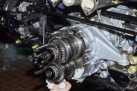 Ferrari F40 (1989) - Blick auf die Zahnräder des Getriebes