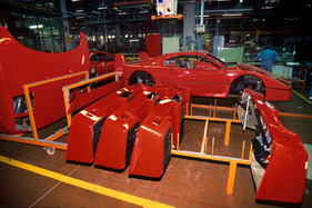 Ferrari F40 (1989) - Montage in Maranello, im Vordergrund Karosseriekomponenten