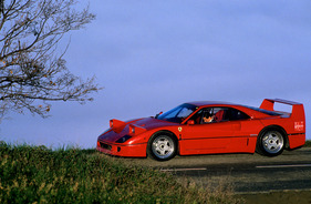 Ferrari F40 (1989) - die Klappscheinwerfer waren nicht zuletzt wegen der gesetzlich verlangten Scheinwerferhöhe notwendig
