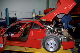 Ferrari F40 (1989) - normalerweise würde man wohl nicht in den Motorraum eines F40 stehen