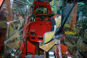 Ferrari F40 (1989) - praktisch fertiger F40, im Vordergrand Motorhauben für weitere Fahrzeuge