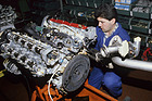 Ferrari F40 (1989) - vieles beim Motorenbau erfolgt in Handarbeit