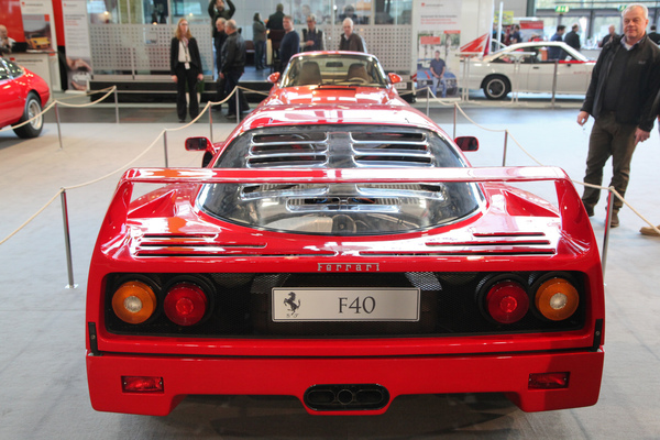 Ferrari F40 (1990) - kostete mit DM 444'000 DM 22'000 mehr als der Gegner Porsche 959 - Sonderschau "Rivalen" an der Bremen Classic Motorshow 2020