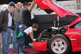 Ferrari F40 (1990) - viel Interesse auch vom Nachwuchs - an der Dolder-Versteigerung der Oldtimer Galerie am 11. Juni 2016
