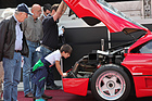 Ferrari F40 (1990) - viel Interesse auch vom Nachwuchs - an der Dolder-Versteigerung der Oldtimer Galerie am 11. Juni 2016