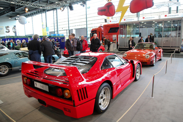 Ferrari F40 (1990) - war noch näher am Rennwagen als sein Gegner Porsche 959 - Sonderschau "Rivalen" an der Bremen Classic Motorshow 2020