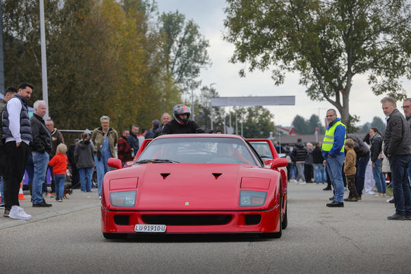 Ferrari F40 (1991) - beim Verlassen der Veranstaltung, die Aufmerksamkeit der Besucher ist ihm sicher - FNA Jahrestreffen 2025